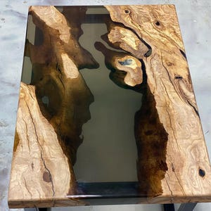Tablero de mesa de río de madera de acacia con borde natural, hecho a mano y con epoxi: Comedor rústico personalizado