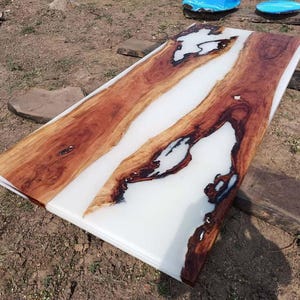 Tablero de mesa de madera de acacia de río hecho a mano: mesa de comedor de resina epoxi personalizada