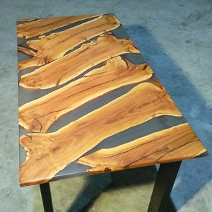 Tablero de mesa de madera de acacia y resina ahumada hecho a mano: Arte moderno de borde vivo