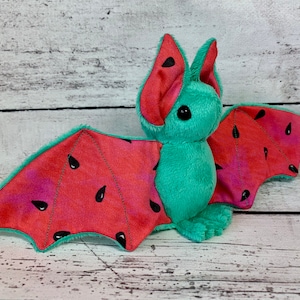 PRONTO PER LA SPEDIZIONE - Pipistrello della frutta dell&#39;anguria - Peluche carino di peluche