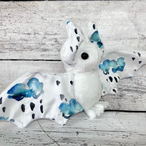 HECHO A PEDIDO - Murciélago de nube de lluvia de acuarela - Peluche de murciélago de peluche Clima