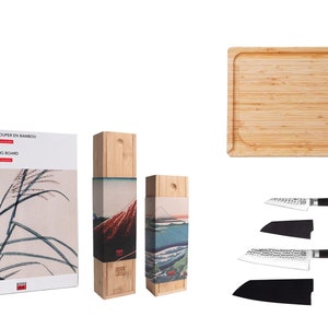 Peut inclure: Une planche à découper en bambou avec un motif de grain de bois, trois couteaux à manche noir avec une lame argentée et deux boîtes avec des illustrations d'inspiration japonaise. Les boîtes sont en bois et ont une finition naturelle.