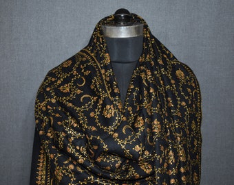 Hand Embroidered Kashmiri Wool Shawl: Floral Sozni Design (40&quot;x80&quot;)