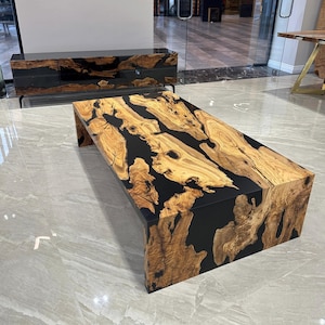 Benutzerdefinierte Olive Epoxy Wasserfall Tisch, schwarzer Epoxy Couchtisch, Live Edge Couchtisch, schwarzer Epoxy Olivenholz Couchtisch