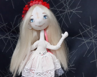 Poupée en tissu blanche, poupée de chiffon blonde faite main, cadeau poupée en textile