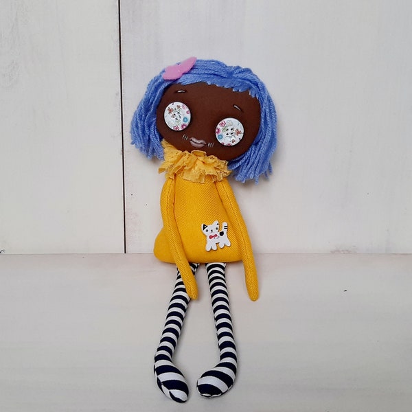 Muñeca de trapo Coraline inspirada en los cuentos de hadas. Muñeca de trapo Coraline. Muñeca negra piel oscura