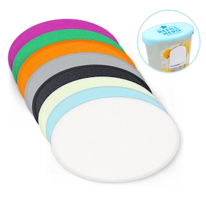 Könnte beinhalten: Ein Stapel bunter, runder, wiederverwendbarer Reinigungspads in den Farben Lila, Grün, Orange, Grau, Schwarz, Hellgelb, Hellblau und Weiß. Ein kleiner Behälter mit dem Text "REFILL HERO" ist zu sehen.