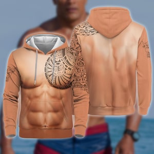 Può includere: Una felpa con cappuccio color beige con un design stampato di un torso muscoloso e tatuaggi tribali. La felpa con cappuccio ha una tasca frontale, un cappuccio e un cordino. Il design include un simbolo simile al sole e motivi intricati sulle maniche.