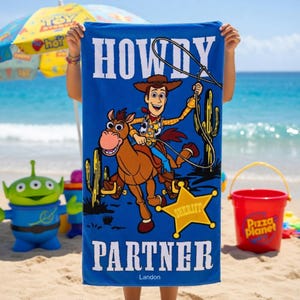 Toalla de playa personalizada de Woody de Toy Story, toalla de piscina infantil con nombre personalizado, vacaciones de verano 2026, regalo para viaje familiar a Disneyland. imagen 1