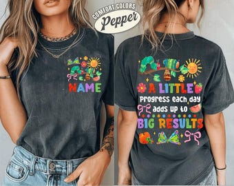 Chemise couleur confort personnalisée The Very Hungry Caterpillar pour professeur, un peu de progrès chaque jour donne de grands résultats, meilleure chemise pour professeur de tous les temps