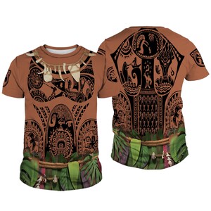 Puede incluir: Una camiseta marr&oacute;n con un dise&ntilde;o tribal en blanco y negro inspirado en la pel&iacute;cula Moana. El dise&ntilde;o presenta un patr&oacute;n de tatuaje polinesio con un personaje de la pel&iacute;cula. La camiseta tiene mangas cortas y cuello redondo.