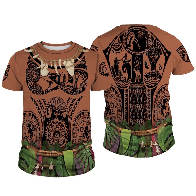 Puede incluir: Una camiseta marr&oacute;n con un dise&ntilde;o tribal en blanco y negro inspirado en la pel&iacute;cula Moana. El dise&ntilde;o presenta un patr&oacute;n de tatuaje polinesio con un personaje de la pel&iacute;cula. La camiseta tiene mangas cortas y cuello redondo.