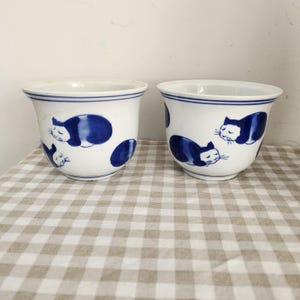 Vintage Chinese Blue & White Porcelain Cat Bowl Studio Art Pottery Vase Planter