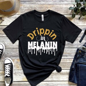 Dripping In Melanin, Grafisches T-Shirt, Kurzarm, Bella + Canvas, Geschenke, T-Shirts