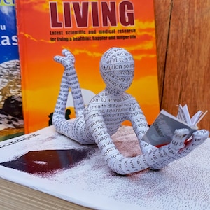 Scultura di libro, scultura in cartapesta Figurine di lettura di libri, arredamento unico per la casa e scaffale per libri Scultura in cartapesta, scultura fatta a mano