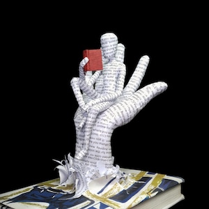 Una scultura unica di lettura in cartapesta, scultura di lettura, arredamento per la casa, amante dei libri, scultura