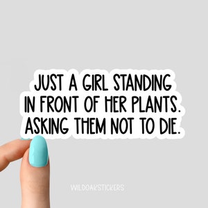 apenas uma garota parada na frente de suas plantas. pedindo-lhes para não morrerem adesivos adesivos de mãe de planta, adesivos de vida vegetal adesivos de laptop de plantas