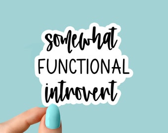 nieco funkcjonalna naklejka introwertyka, naklejka introwertyka, sarkastyczne naklejki, naklejka na laptopa, ekstrawertyczna inspiracja dla butelek na wodę