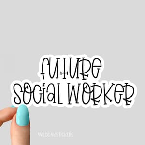 Op de afbeelding: Een witte sticker met de woorden "FUTURE SOCIAL WORKER" in zwarte, handgeschreven lettertype. De sticker wordt vastgehouden door een hand met een lichtblauwe nagel. De sticker heeft een witte rand.