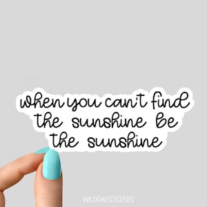 cuando no puedas encontrar la luz del sol, sé las calcomanías del sol, calcomanía motivacional de vive tu vida para vaso, computadora portátil de buena vida y botella de agua