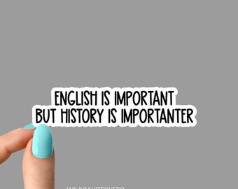 Peut inclure: Autocollant blanc avec du texte noir qui dit "L'anglais est important mais l'histoire est plus importante".