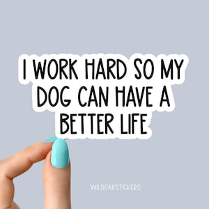 Trabajo duro para que mi perro pueda tener una vida mejor. Calcomanías para laptop para perros, inspiradoras para botellas de agua y computadoras portátiles.