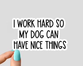 Je travaille dur pour que mon chien puisse avoir de belles choses. Stickers chien pour ordinateur portable, une source d'inspiration pour les bouteilles d'eau et les ordinateurs portables