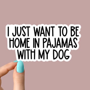 Je veux juste être à la maison en pyjama avec mon sticker chien, stickers pour ordinateur portable chien sauveteur, inspiration café pour bouteilles d'eau