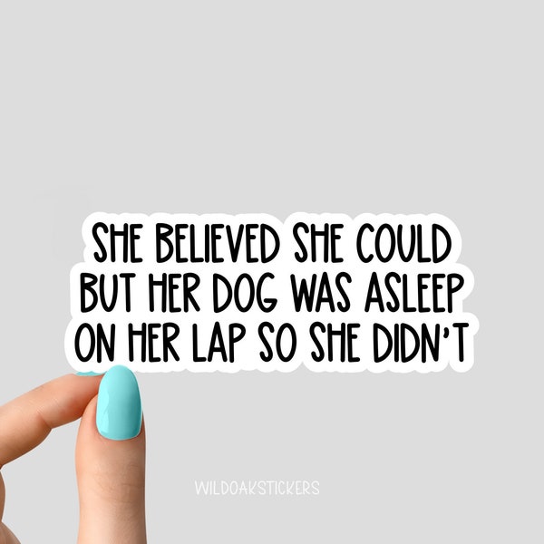 Sie glaubte, sie könnte, aber ihr Hund schlief auf ihrem Schoß, also hat sie nicht Sticker DOG Laptop Decals, inspirierend für Wasserflaschen