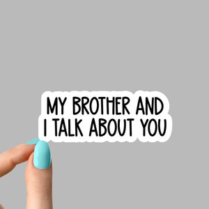Mein Bruder und ich sprechen über dich Aufkleber, lustige Aufkleber, Bruder Aufkleber, Laptop Aufkleber, Becher Aufkleber, Bro Aufkleber, Bruder Wasserflasche Aufkleber