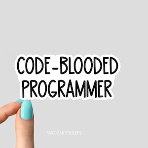 Könnte beinhalten: Weißer Aufkleber mit schwarzem Text, der "CODE-BLOODED PROGRAMMER" lautet. Eine Hand hält den Aufkleber.