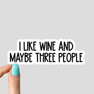 mi piace il vino e forse gli adesivi per tre persone, gli adesivi divertenti per il vino, l&#39;adesivo per il vino sul portatile, l&#39;adesivo per il bicchiere di vino, l&#39;adesivo per il vino, l&#39;adesivo per la bottiglia d&#39;acqua