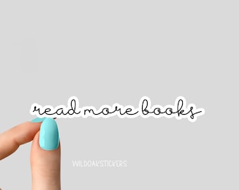 Peut inclure: Un autocollant blanc avec du texte noir qui dit "read more books". L'autocollant est tenu par une main avec un vernis à ongles bleu clair.