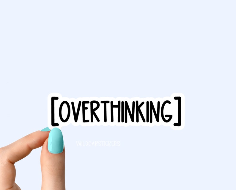 Op de afbeelding: Een witte sticker met zwarte tekst die "[OVERTHINKING]" zegt op een lichtblauwe achtergrond. Een hand houdt de sticker vast.