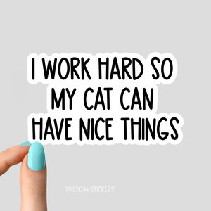 Je travaille dur pour que mon chat puisse avoir de belles choses sticker, sticker maman chat, stickers maman chat rigolos, stickers amoureux des chats, sticker gobelet