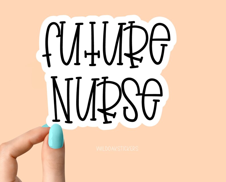 Op de afbeelding: Witte sticker met zwarte tekst die "FUTURE NURSE" luidt.