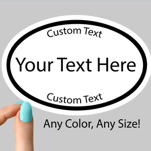 K&ouml;nnte beinhalten: Wei&szlig;er ovaler Aufkleber mit schwarzem Rand und dem Text "Custom Text" oben und unten. Die Mitte des Aufklebers lautet "Your Text Here". Der Text "Any Color, Any Size!" befindet sich unter dem Aufkleber.