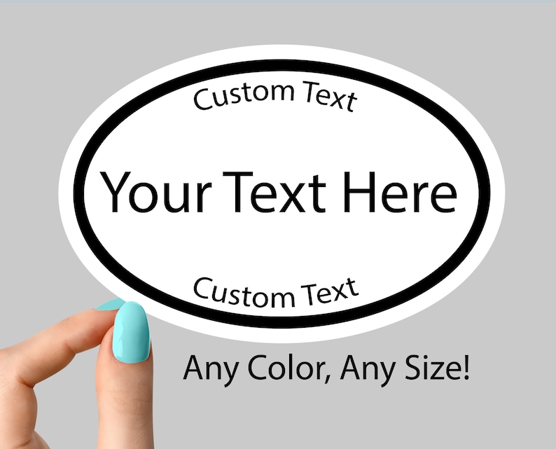 K&ouml;nnte beinhalten: Wei&szlig;er ovaler Aufkleber mit schwarzem Rand und dem Text "Custom Text" oben und unten. Die Mitte des Aufklebers lautet "Your Text Here". Der Text "Any Color, Any Size!" befindet sich unter dem Aufkleber.