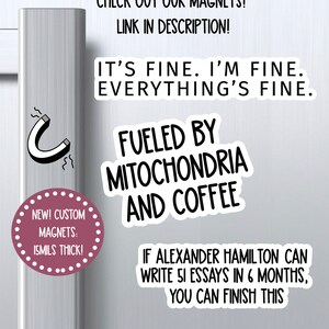 K&ouml;nnte beinhalten: Eine wei&szlig;e K&uuml;hlschrankt&uuml;r mit einem schwarz-wei&szlig;en Magneten, auf dem "Fueled by Mitochondria and Coffee" steht. Der Magnet befindet sich neben einem rosa Kreis mit wei&szlig;em Text, auf dem "New! Custom Magnets: 15mils thick!" steht. Unter dem Magneten befindet sich ein schwarz-wei&szlig;er Aufkleber mit der Aufschrift "If Alexander Hamilton can write 51 essays in 6 months, you can finish this."  Der Aufkleber befindet sich unter einem schwarz-wei&szlig;en Aufkleber mit der Aufschrift "WildoakStickers".