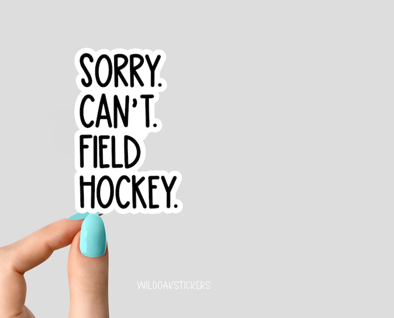 Op de afbeelding: Witte sticker met zwarte tekst die "Sorry. Can't. Field Hockey." luidt.