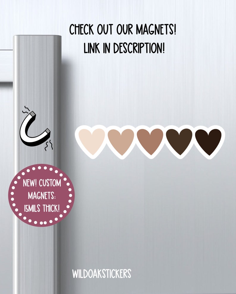 K&ouml;nnte beinhalten: F&uuml;nf herzf&ouml;rmige Magnete in verschiedenen Braunt&ouml;nen, von hell bis dunkel. Die Magnete sind 15 mil dick und in individuellen Designs erh&auml;ltlich. Der Text "NEW! CUSTOM MAGNETS: 15MILS THICK!" befindet sich auf einem rosa Kreis mit wei&szlig;en Punkten. Der Text "CHECK OUT OUR MAGNETS! LINK IN DESCRIPTION!" befindet sich oben im Bild. Der Text "WILDOAKSTICKERS" befindet sich unten im Bild.
