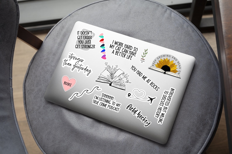 Pode incluir: Um laptop branco com v&aacute;rios adesivos, incluindo um girassol com o texto "Keep Growing and Read On", um livro com o texto "You Had Me At Rocks", um cora&ccedil;&atilde;o com o texto "Field Hockey", e uma onda com o texto "Stronger Than Yesterday".