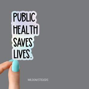 Pode incluir: Um adesivo hologr&aacute;fico com o texto "PUBLIC HEALTH SAVES LIVES."
