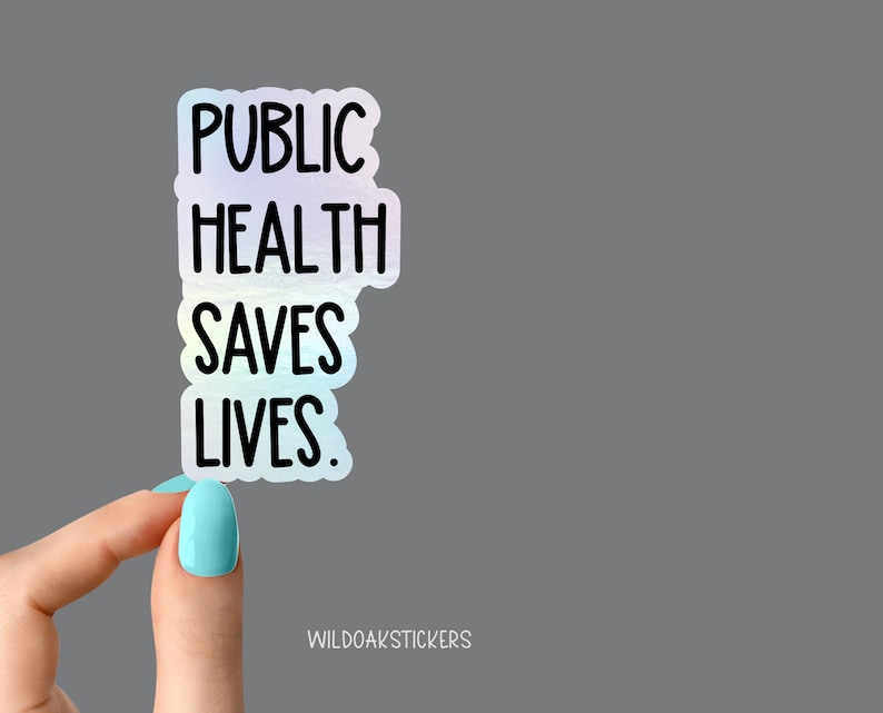 Pode incluir: Um adesivo hologr&aacute;fico com o texto "PUBLIC HEALTH SAVES LIVES."