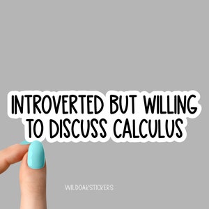 Puede incluir: Una pegatina blanca con texto negro que dice "INTROVERTED BUT WILLING TO DISCUSS CALCULUS". La pegatina está sujeta por una mano con esmalte de uñas azul claro. La pegatina tiene el texto "WILDOAKSTICKERS" en la parte inferior.