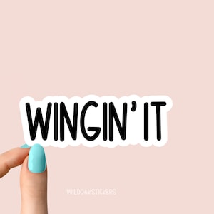 Sticker wingin it, sticker drôle, stickers motivants pour ordinateur portable, stickers pour gobelets motivants pour la salle de sport, sticker bouteille d'eau, sticker bouteille d'eau