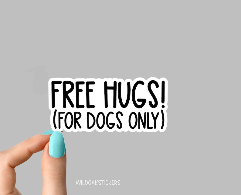 Pu&ograve; includere: Etichetta bianca con testo nero che dice "FREE HUGS! (FOR DOGS ONLY)"