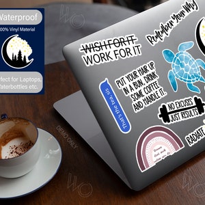 Op de afbeelding: Een laptop met verschillende kleurrijke vinyl stickers. De stickers bevatten motiverende citaten, een regenboog, een schildpad, een halter en een zon. De tekst op de stickers is: "Wish for it, work for it", "Remember your why", "That's the tea, sis", "Put your hair up in a bun, drink some coffee and handle it", "No excuses, just results", "Dreams don't work unless you do", "Radiate", and "Great".