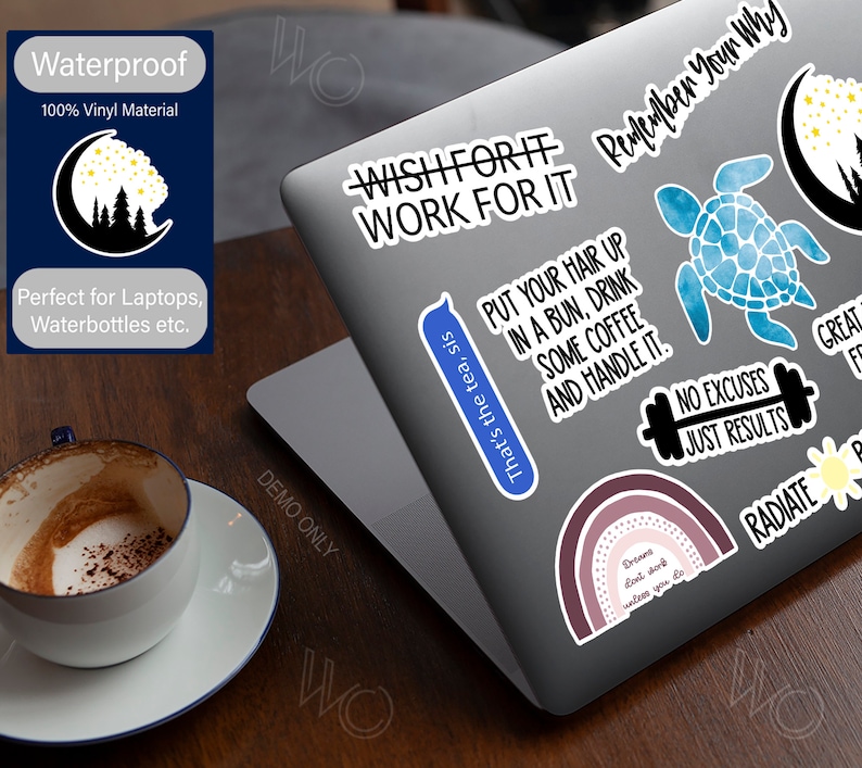 Op de afbeelding: Een laptop met verschillende kleurrijke vinyl stickers. De stickers bevatten motiverende citaten, een regenboog, een schildpad, een halter en een zon. De tekst op de stickers is: "Wish for it, work for it", "Remember your why", "That's the tea, sis", "Put your hair up in a bun, drink some coffee and handle it", "No excuses, just results", "Dreams don't work unless you do", "Radiate", and "Great".