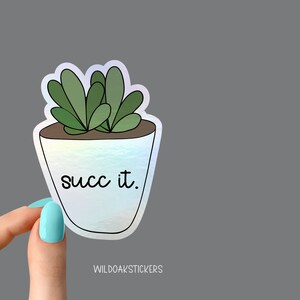 Peut inclure: Un autocollant holographique repr&eacute;sentant une plante succulente verte dans un pot blanc avec le texte "succ it."